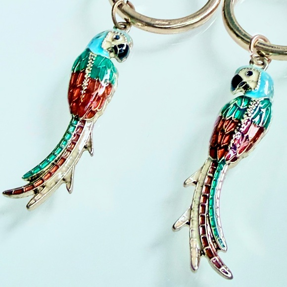 VTG Tropical Parrot Macaw Bird Earrings with Silver Hoops - Picture 3 of 5